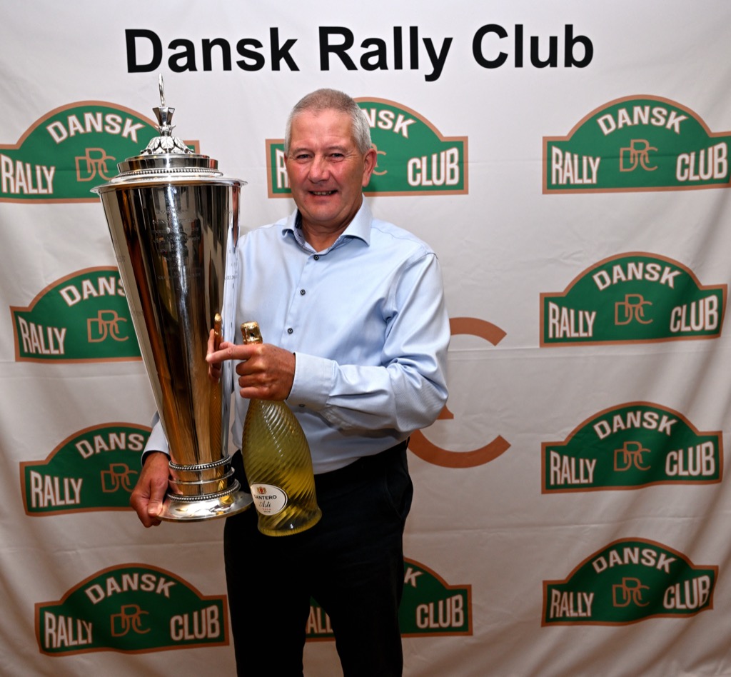 På Dansk Rally Clubs generalforsamling modtog Ole R. Frederiksen fra Skibby en af dansk rallysports mest eftertragtede hædersbevisninger, nemlig Arne Guldmarks Ærespokal, der gives til personer der gør eller har gjort en enestående indsats i dansk rallysport.
(Foto: Per Vilslev - Dansk Rally Club)